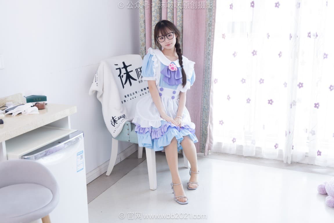 BoBoSocks袜啵啵 619期：甜甜圈-高跟凉鞋、薄肉丝（脚尖微加固款）、裸足、丝袜气垫梳和撸猫手套挠脚，裸足皮筋绑脚趾气垫梳和手挠脚剧情（仅花絮剧情版）（花絮版）