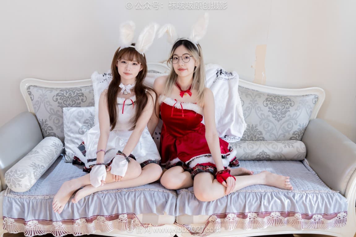 BoBoSocks袜啵啵 656期：小甜豆甜甜圈-两双高跟鞋、油亮薄肉丝（脚尖透明款）、油亮薄白丝（脚尖透明款）、裸足、双人丝袜及裸足脚对脚斗脚，踩奶油蛋糕剧情（花絮版）