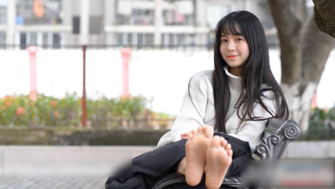 超软萌的妹子在公园裸足撒娇卖萌