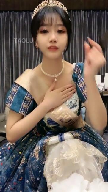 【VINNIE维妮】女神过生日，高跟丝袜裸足踩蛋糕浓痰赏赐