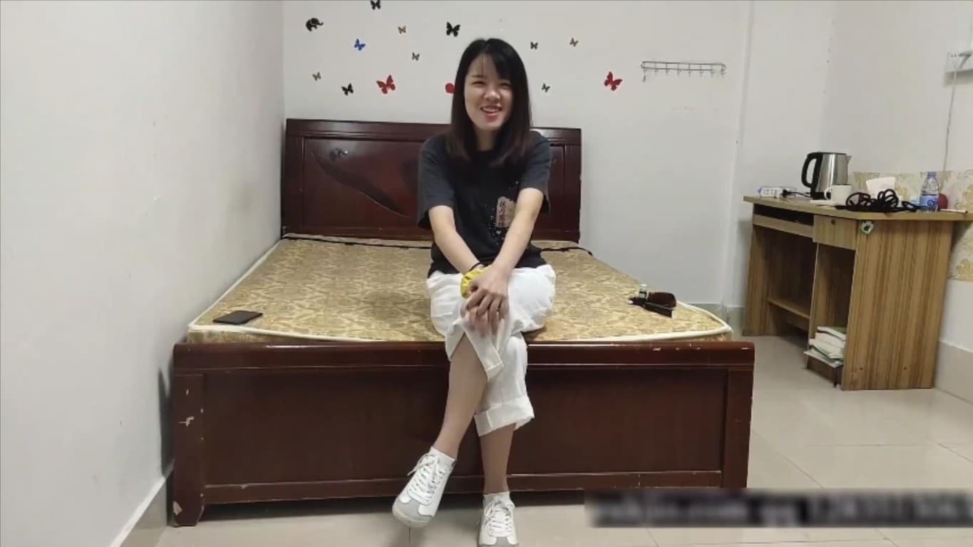 无梦原创-最新敏感嫩脚妹子小那被tk到生无可恋