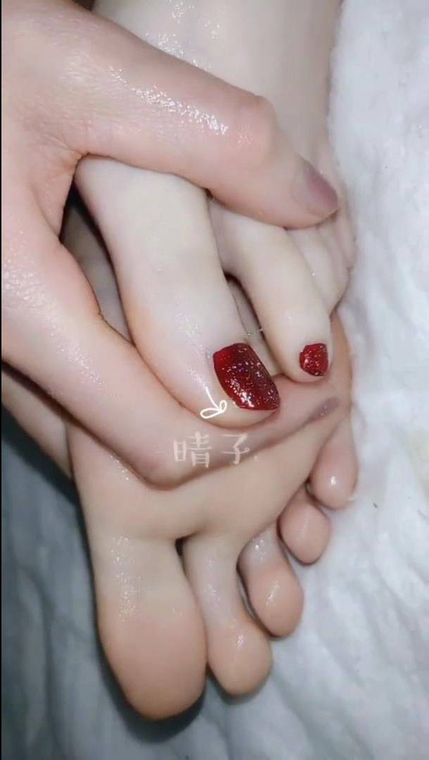 【自费购买】万粉博主晴子极品细长白嫩美足被品尝