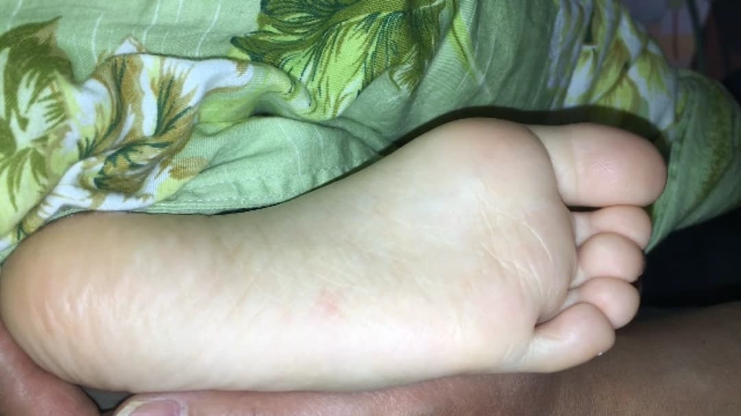 【真实熟睡】大佬半夜趁女友熟睡偷偷挠玩35码白嫩小脚