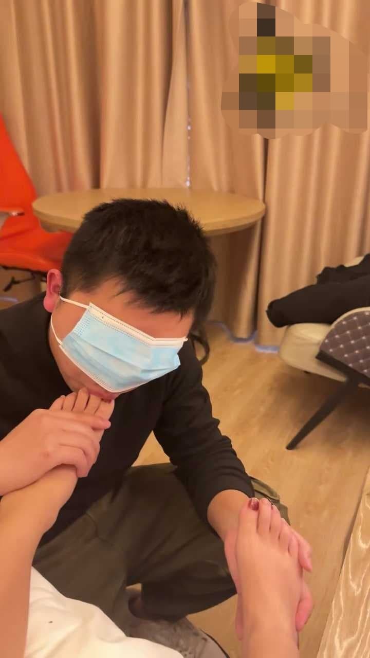 网友临时起意tian女友嫩脚