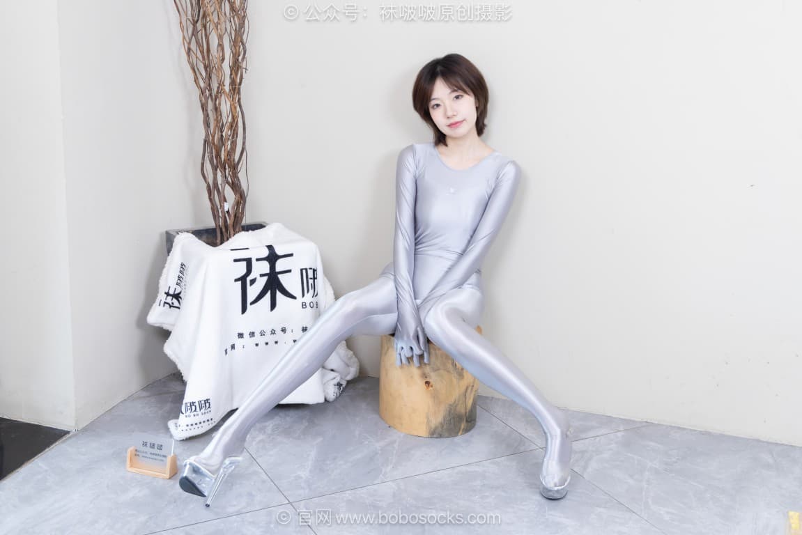 BoBoSocks袜啵啵 718期：小甜豆 高跟凉鞋、银色连体衣（连手连脚款）、本期趴着动作居多