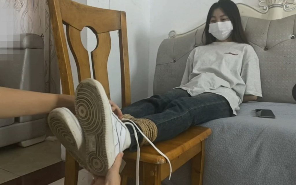 视频通话《白袜运动鞋女孩被绑起来TK5》