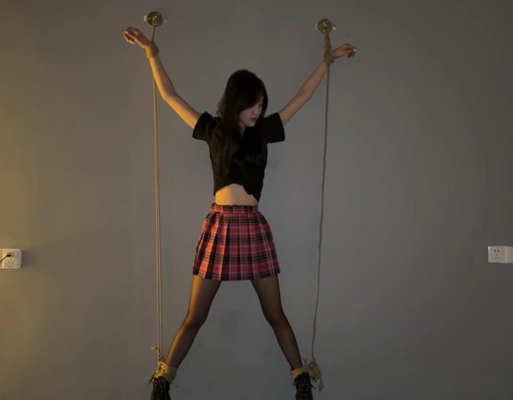 小美女长时间大字型拘束受罚